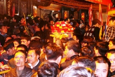 Đỉnh điểm của sự hỗn loạn trong lễ khai ấn Đền Trần 