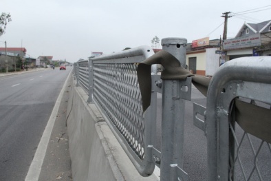 Dân tự gỡ dải phân cách, treo mâm làm biển báo giao thông