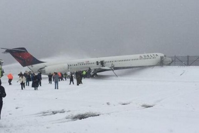Máy bay trượt đường băng, đâm hàng rào vì bão tuyết
