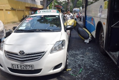 Tai nạn khó tin, xe máy dựng ngược và kẹt chặt giữa hai ô tô