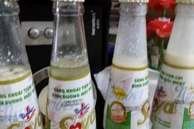 Vụ chai sữa đậu nành có dị vật ở Cà Mau: Tân Hiệp Phát 'phớt' trách nhiệm với người tiêu dùng?