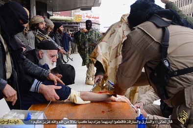 IS tung loạt ảnh quy trình cưa tay tội phạm ăn cắp ghê rợn