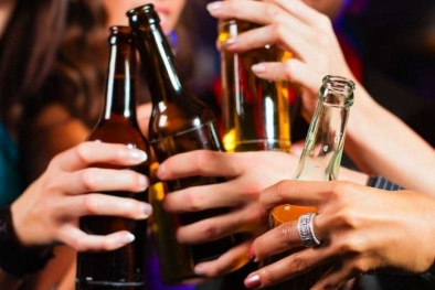 Uống quá nhiều rượu bia có thể làm suy giảm thị lực 