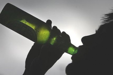 Anh trai dùng cuốc bổ chết em ruột trong men say