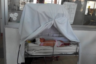 Các bác sĩ đặt tên cho bé sơ sinh còn nguyên dây rốn bị bỏ rơi