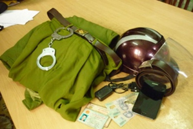 ‘Cảnh sát’ giả mời người dân ăn bánh mì tẩm thuốc mê rồi cướp xe