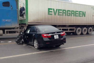 Đâm trực diện với container, lái xe may mắn thoát chết