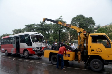 Quảng Ninh: Xe tải mất lái đâm nát đầu xe khách