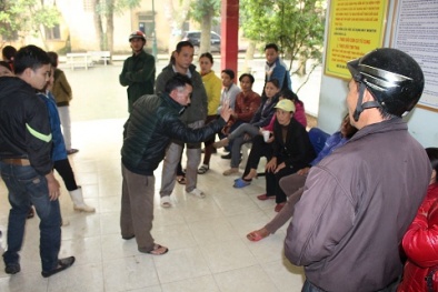 Sản phụ chết bất ngờ trên bàn sinh, người nhà quây kín bệnh viện