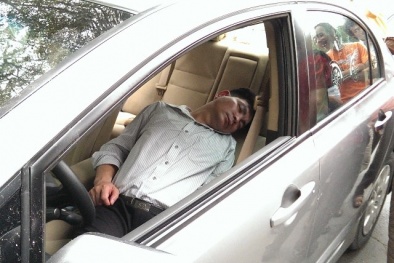 Ngủ quên trên xe bị cướp giật mất túi xách gần 400 triệu