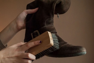 Mẹo vặt giúp làm sạch giày da lộn trong những ngày mưa phùn 