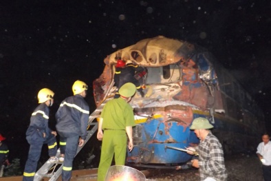 Hiện trường vụ tai nạn tàu hỏa 'xé' đôi xe tải