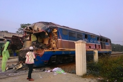 Tai nạn tàu hỏa kinh hoàng: Đâm đứt lìa xe tải, văng 3 toa tàu, 1 người chết