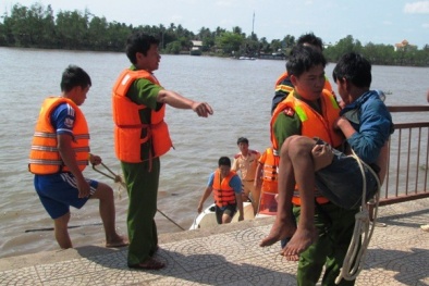 Giải cứu thanh niên định tự tử rồi mắc kẹt trên thanh dầm cầu