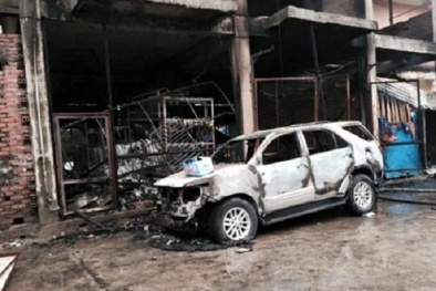 Lửa thiêu cửa hàng tạp hóa và 'nuốt gọn' nhiều ô tô