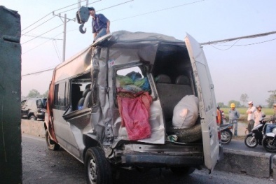  Xe container đâm đuôi xe khách, 2 người thương vong