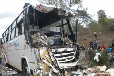 Container đè bẹp xe buýt, 40 người thiệt mạng