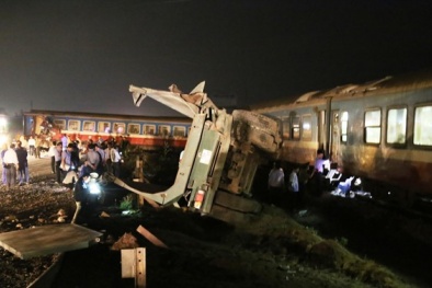 Hàng loạt tai nạn thảm khốc vì lái xe cố vượt đường sắt khi tàu lao tới