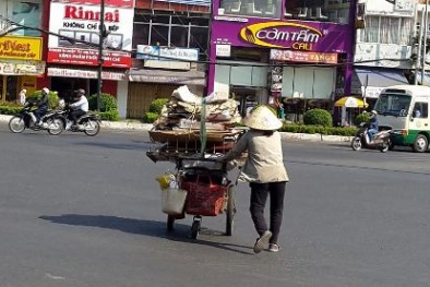 Những người phụ nữ ‘gồng mình’ trong cái nắng gay gắt ở Sài Gòn