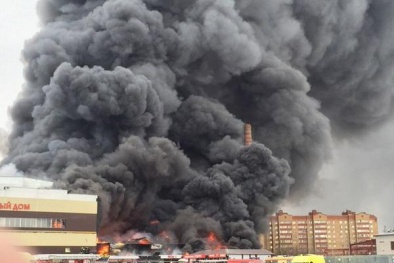 Trung tâm mua sắm chìm trong khói lửa khiến 34 người thương vong