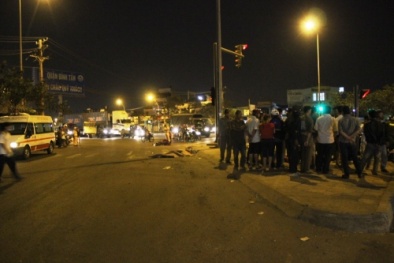 Người đàn ông chết thảm dưới bánh xe container