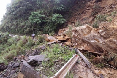 Hàng trăm khối đá đổ ập xuống đường lên cửa khẩu cầu Treo