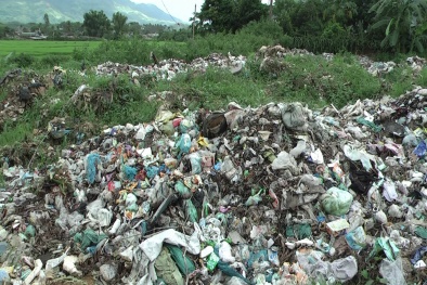 Bãi rác bốc mùi ôi thối bủa vây dân Long An và Phú Yên  