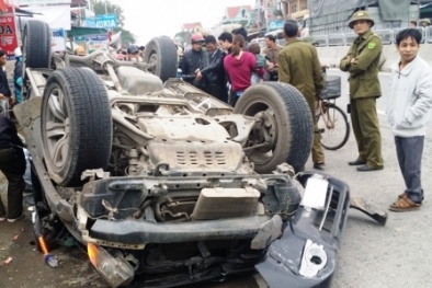 Xe con 'phơi bụng' giữa đường, xe tải đâm nát bét 5 xe máy vì tránh nhau