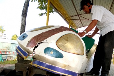 Cà Mau: Toa tàu lượn hất 2 trẻ xuống đất đã hoen rỉ