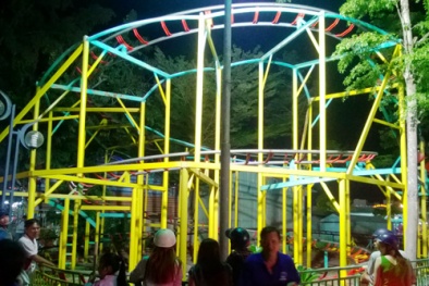 Tàu lượn giải trí văng khỏi đường ray, 2 trẻ bị thương nặng