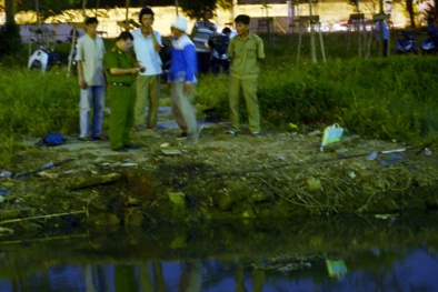 TP. HCM: Hàng tấn gỗ ra than trong biển lửa kèm tiếng nổ lớn