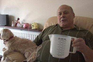 Vợ đổ cả bình nước sôi vào chồng vì tranh cãi việc nhà