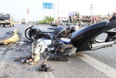 Lái xe tải vô cảm kéo lê, đâm nát xe máy rồi bỏ đi