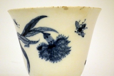 Nhặt được chén sứ trị giá tỷ đồng từ hàng đổ đống