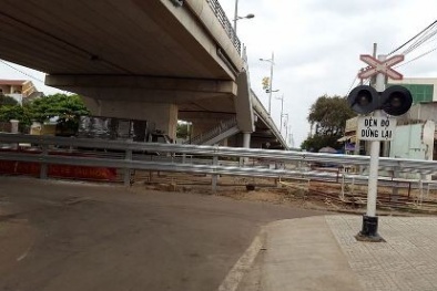 Bức xúc với barie đường sắt, người dân gửi đơn lên Bộ trưởng Thăng