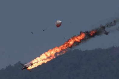 Hai máy bay rơi khi luyện tập thiêu trụi nhà dân