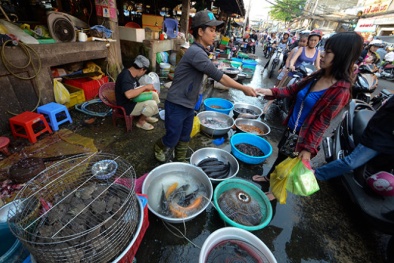 Tiểu thương kiếm lời từ cá đồng 'dỏm' giá cao, mực lạ giá bèo