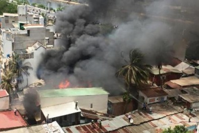 Toàn cảnh cháy cả dãy nhà tại TP. Hồ Chí Minh