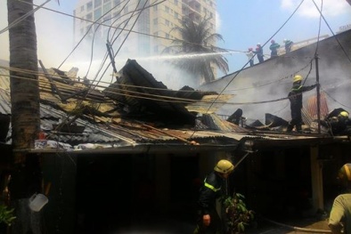 Cả dãy nhà bị thiêu rụi trong đám cháy ở TP.HCM