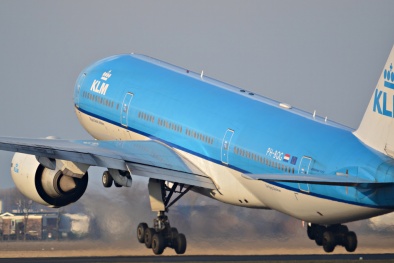 Máy bay Boeing 777 bốc cháy khi vừa hạ cánh