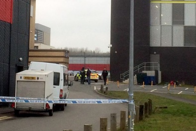 Thấy người tự tử, đám đông xúm lại hò reo, xúi giục