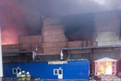 Lính cứu hỏa 'hồn nhiên' chụp ảnh tự sướng giữa đám cháy gây bức xúc 