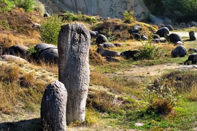 Hòn đá kỳ lạ lớn lên như nấm sau mưa