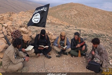 IS tung loạt ảnh thư giãn trên núi sau những vụ hiếp dâm và thảm sát 