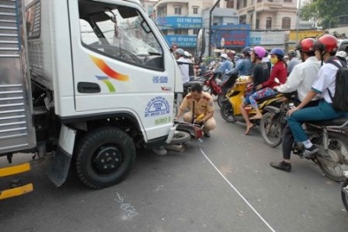 TP.HCM: Người phụ nữ bị xe tải hất văng cao 10m, rơi vỡ kính chắn gió