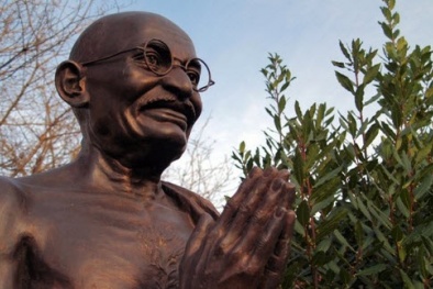 Mahatma Gandhi: Hãy thay đổi rồi bạn sẽ thấy kết quả