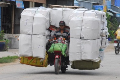 Rùng mình cảnh chở hàng ‘giỡn mặt với tử thần’ giữa Sài thành
