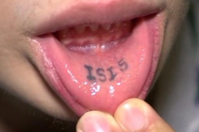 Mất việc vì săm tên bạn gái trùng tên nhóm khủng bố IS trên môi