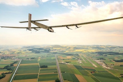 Máy bay năng lượng Mặt trời bắt đầu bay vòng quanh thế giới