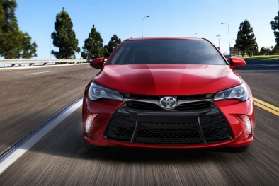 Toyota Camry và Mazda 6 so tài trong cuộc chiến sedan tầm trung